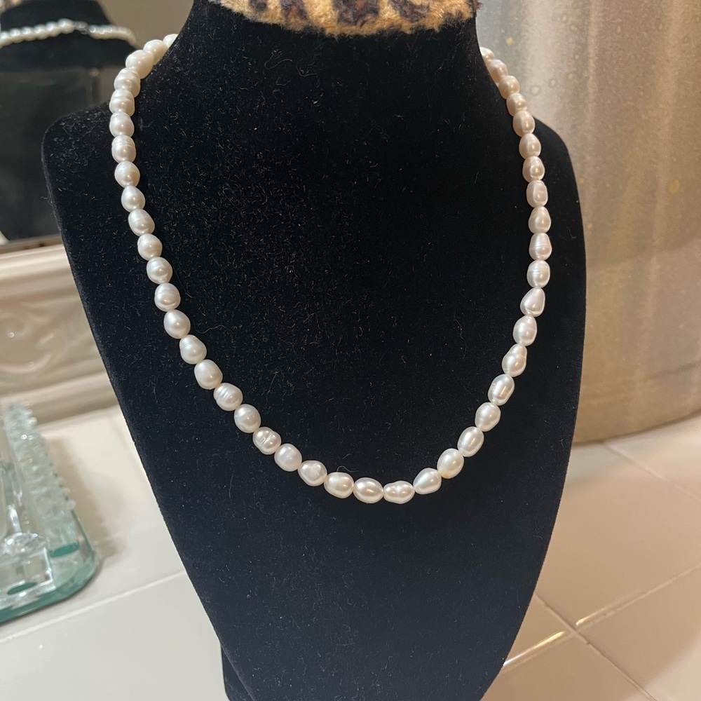 Elegant fresh water White Pearl Necklace